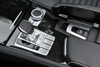 レーシーな雰囲気のシフトセレクター「DIRECT SELECT」。その右脇にはCOMANDシステムのダイヤルと、ルーフの開閉レバーが配置される。