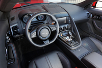 ドライバー側を向いたセンターコンソールがクルマのキャラクターをうかがわせるインパネまわり。
    