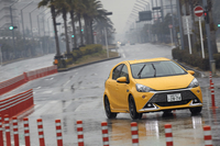 「アクア“G's”」は2013年11月に実施された「アクア」の一部改良と同時に登場。2014年12月にはベース車のマイナーチェンジに伴い、サスペンションのチューニングが変更されている。
    