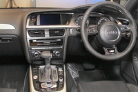 センター付近のパネルがハイグロス仕上げに。また、ステアリングホイールは全モデルでマルチファンクションスイッチ付きとされた。