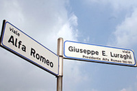 アレーゼにあるアルファ・ロメオ通りとG.ルラーギ通り。