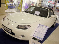 我が街のショッピングセンターに展示されていた「MX-5」。スペック表を見ると……。
