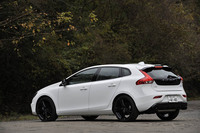 2リッター4気筒直噴ターボエンジン「T5」を搭載する「V40 R-DESIGNカーボンエディション」。グロッシーブラックの19インチアルミホイール“Artio”が足元を引き締める。タイヤサイズは235/35R19。