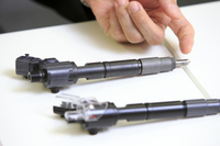 「i-ART」では、インジェクターにピエゾ式ではなくソレノイド式を採用。コストの上昇を抑えつつ、最大噴射圧250MPa、1回の燃焼における最大噴射回数9回という高性能を実現している。
    