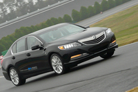 「SPORT HYBRID SH-AWD」は、フロントのトランスミッション内に1基、リアのホーシング内に2基（右輪用と左輪用）のモーターを搭載。コーナーではリアタイヤの内輪側に回生ブレーキを利かせ、同時に外輪側を増速させることで、高いコーナリング性能を実現するという。