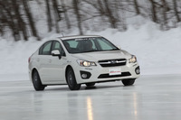 氷盤路を行く「インプレッサG4」。「オブザーブ ガリットGIZ」を装着しており、狙ったラインをトレースしやすい。