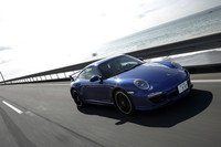 アクアブルーメタリックのボディカラーは、19万4000円のオプション。1300mmの車高は、ノーマルの「911カレラ」より10mm低められている。