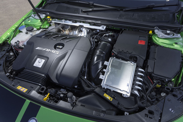 「One man-One engine」の哲学に沿って手組みされる2リッター4気筒ターボのM139型エンジンは最高出力421PS、最大トルク500N・mを発生する。