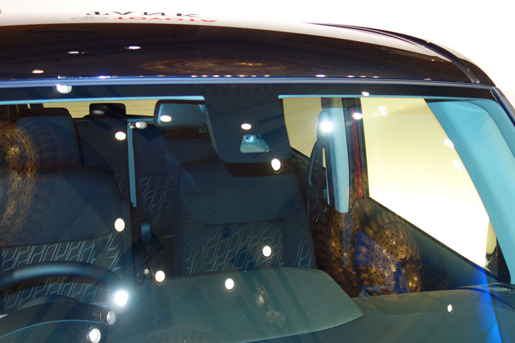 ルームミラー裏には、衝突回避支援システム「スマートアシストII」に使用する単眼カメラが備わっている。