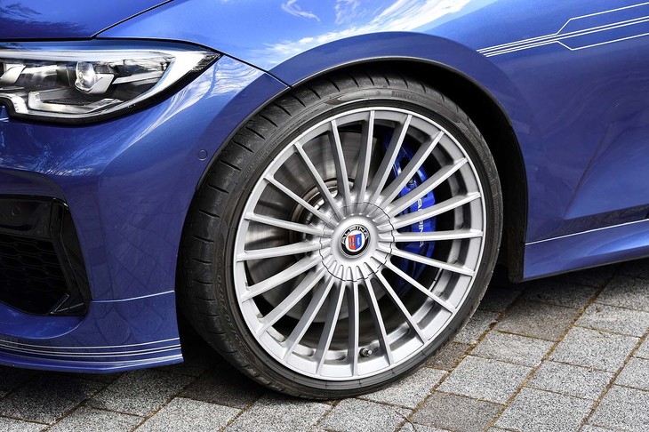 20インチの鍛造アルミホイールは、通常の軽合金ホイールに比べ、1台分で約14kgのバネ下重量を軽減。ピレリと共同開発した「Pゼロ ALP」タイヤが組み合わされる。