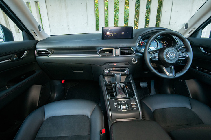 「ブラックトーンエディション」のベースとなるのは中間グレードの「プロアクティブ」。インストゥルメントパネルまわりでは、ハニカムブラックの化粧板が特徴だ。