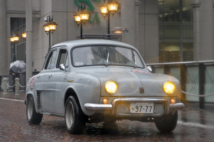 往年のフランス車の特徴だったイエローバルブのヘッドライトをともした1964年「ルノー・ドーフィン」。