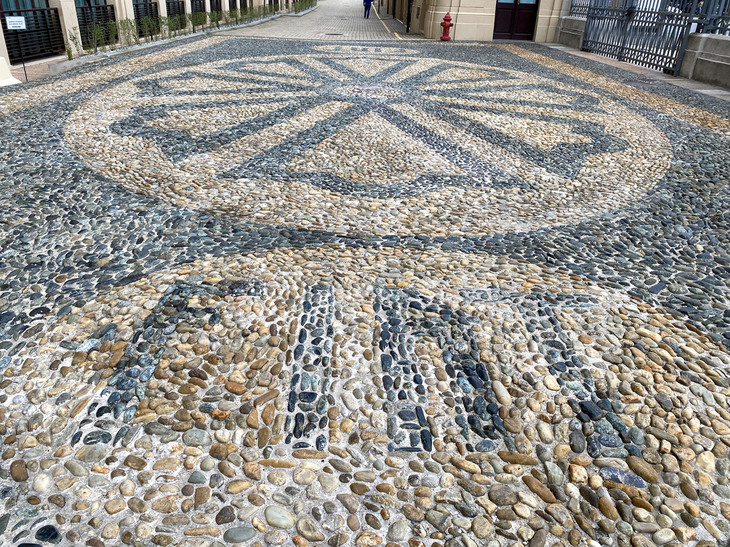 モザイクによる「FIAT」の文字も維持されている。