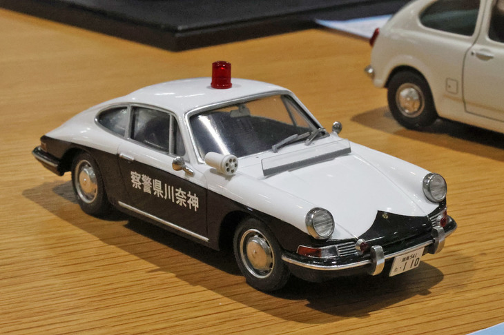 アリイの1/32「ポルシェ911S」をベースに、レストアされ話題となった元神奈川県警の「ポルシェ912」パトカー仕様に仕立てている。赤色灯やサイレンなどは同じアリイの1/32「トヨペット・クラウンRSパトカー」から流用したとのこと。
