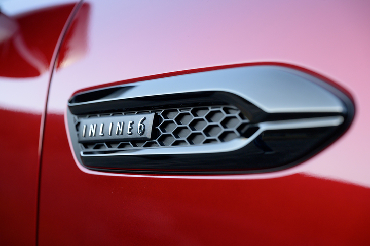 フロントフェンダーには「INLINE6」ロゴ入りのサイドシグネチャーが付く。プラグインハイブリッドモデルには「PHEV」ロゴが入るが、直4モデルは額縁のみの仕上げとなる。