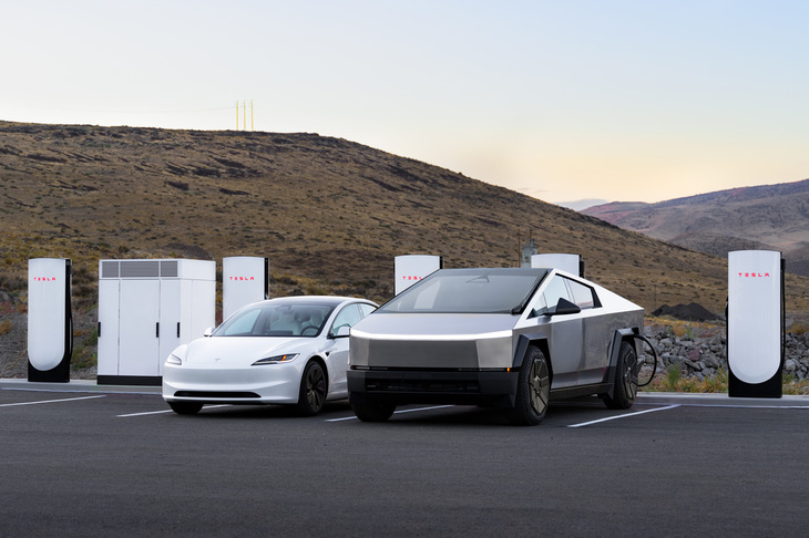 最新のNACS「V4スーパーチャージャー」は充電ケーブルが従来の約1.7倍となる3mに延長され、利便性能向上がうたわれる。「V3スーパーチャージャー」と同様に最大250kWの充電速度に対応しており、テスラ車の場合、約15分で最大275km走行分の充電が可能とされる。