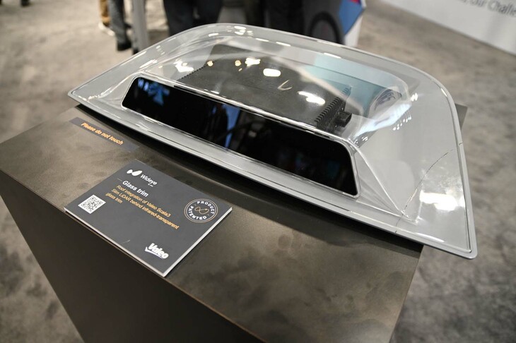 ルーフにLiDARを装着する例の展示。AGCブースに飾られていたもので、LiDARは「SCALA 3」である。