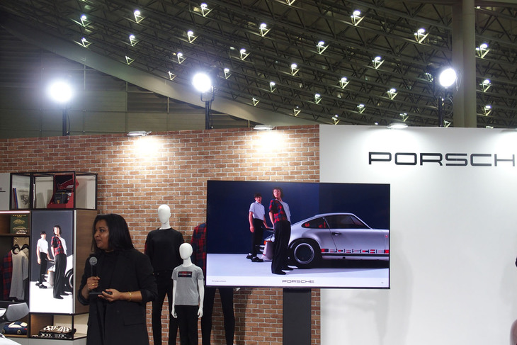 「ターボNo.1コレクション」を発表するポルシェライフスタイル キーアカウントマネージャーのソバナ・トゥライラジャー氏。