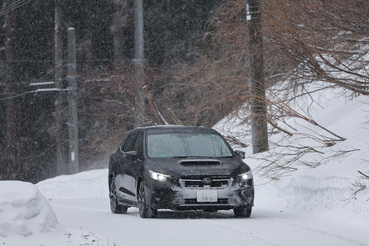 急な降雪に見舞われても、「スリーピークマウンテン・スノーフレーク」のロゴが入ったオールシーズンタイヤを装着していれば、慌てることなくいつもの道をいつものようにドライブできる。（写真はイメージ）