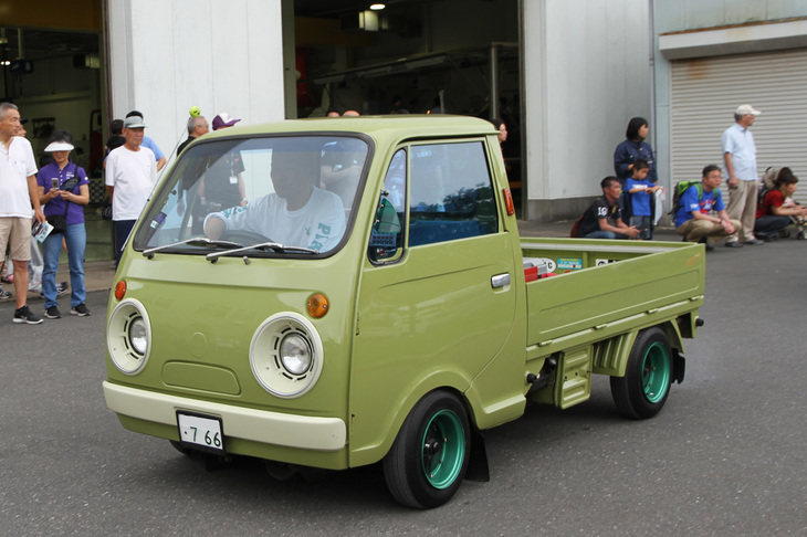 校内のテストコースをパレード走行しながら退場するエントリー車両。お目々パッチリの愛らしい表情は、ローダウンされた1973年「マツダ・ポーターキャブ」。
