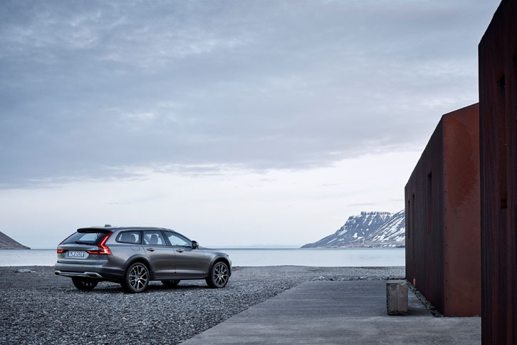 ボルボV90クロスカントリー