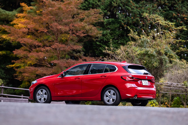 ボディーサイズは全長×全幅×全高＝4355×1800×1465mm、ホイールベース＝2670mm。これは先代にあたるF20型の日本仕様車比で全長－5mm、全幅＋35mm、全高＋25mmになる。