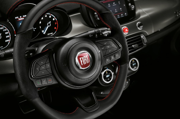 アルカンターラ／レザー仕立てのステアリングホイールを採用。