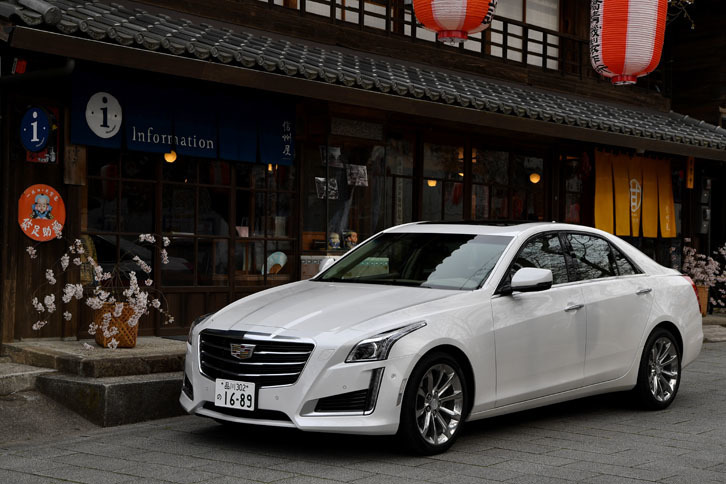 関越道・高坂サービスエリアで「CTSプレミアム」に乗り換える。「ATSセダン プレミアム」と同じ2リッターターボエンジンを搭載し、8段ATを介して4輪を駆動する。