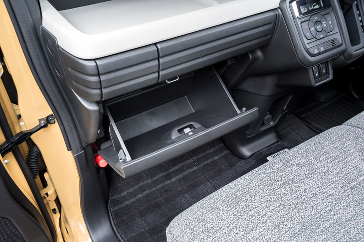 引き出しの下にはグローブボックスも備わっている。