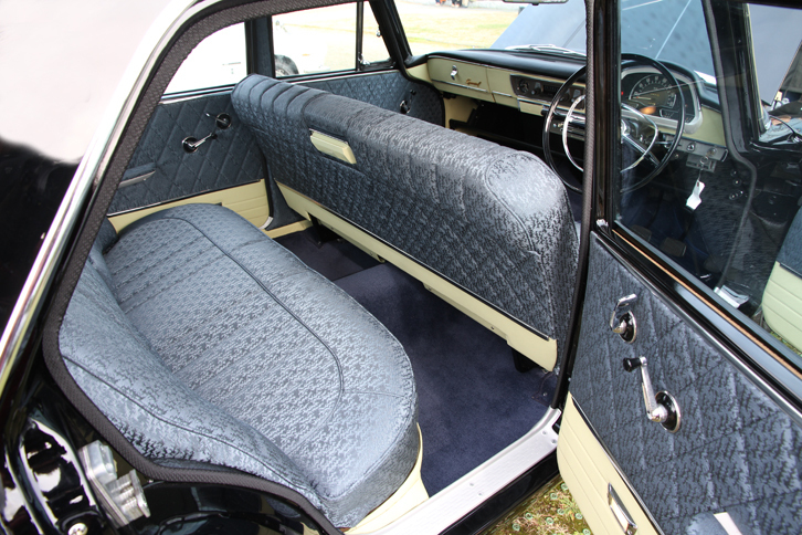 「ベレル2000ディーゼル スペシャルデラックス」の後席まわり。当時の5ナンバーフルサイズ車は営業車（タクシー）や法人需要が大半を占めており、居住空間は後席優先。スペシャルデラックスは高級グレードのため、シートや内張には凝った織物が使われている。