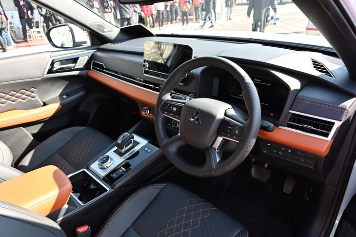 一気に現代的になった新型「アウトランダー」のインテリア。スイッチ類も分かりやすくまとめられている。