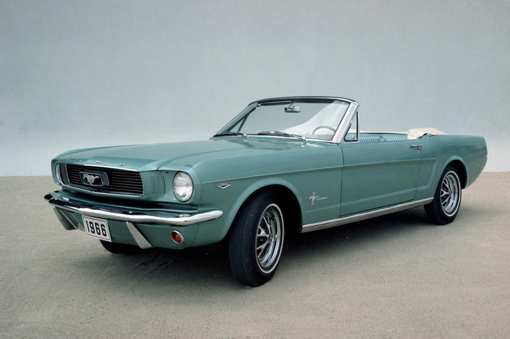 1966年の「マスタング コンバーチブル」。初代モデルにはハードトップ、ファストバック、コンバーチブルの3つのボディータイプがラインナップされていた。フォードの撤退により日本への正規輸入は途絶えてしまったが、現在まで綿々と進化を遂げ、最新世代では「マスタング マッハE」と呼ばれるEVモデルも登場している。