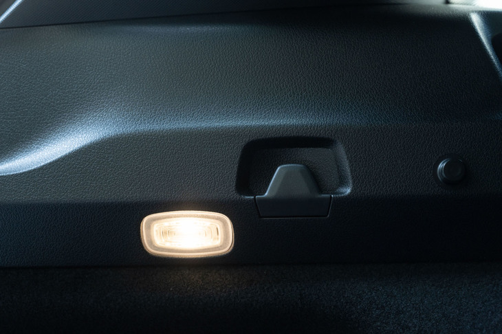 メルセデス・ベンツEQA250（ラゲッジスペース）