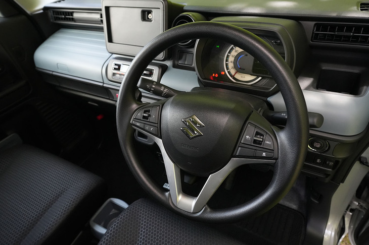 ステアリングにはスズキの軽商用車では初となるチルト調整機能付き。