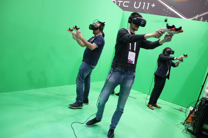 会場内では、VRゴーグルでプレイできるコーナーがいくつか見られた。ただし無音のため、プレイヤーが没頭すれば没頭するほど傍観者には奇妙な光景に映るのもたしか。