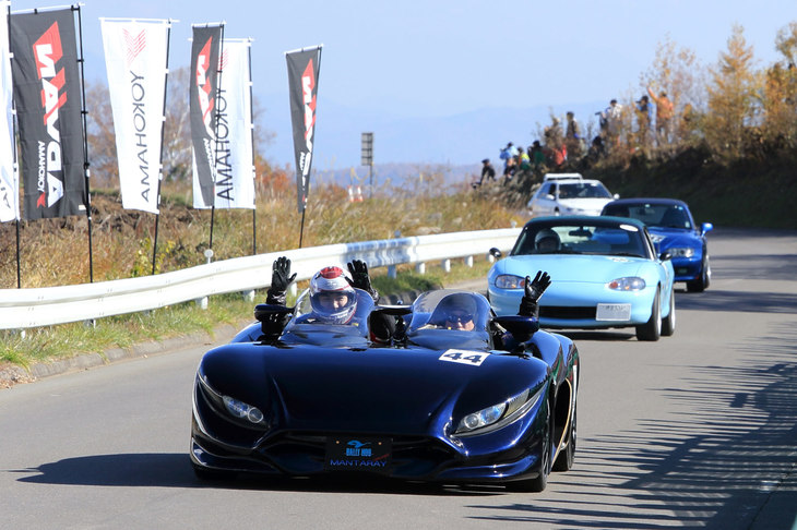 国籍不明な雰囲気がただようこちらのクルマは、カスタムバイクショップのBALLY HOO（バリーフー）が手がけた「MANTARAY（マンタレイ）」というモデル。その中身は1999年式の「ルノースポール・スピダー」とのこと。