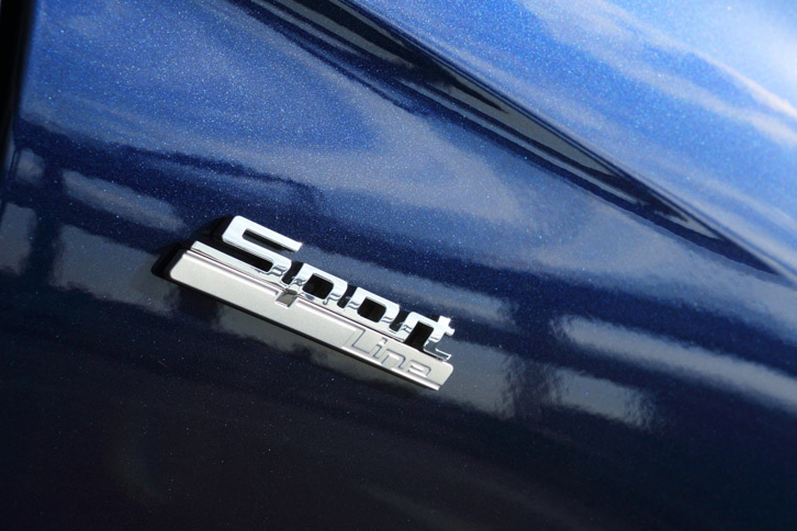 「318iスポーツ」には、ベーシックな「318i」とは異なる、スポーティーなドレスアップが施される。