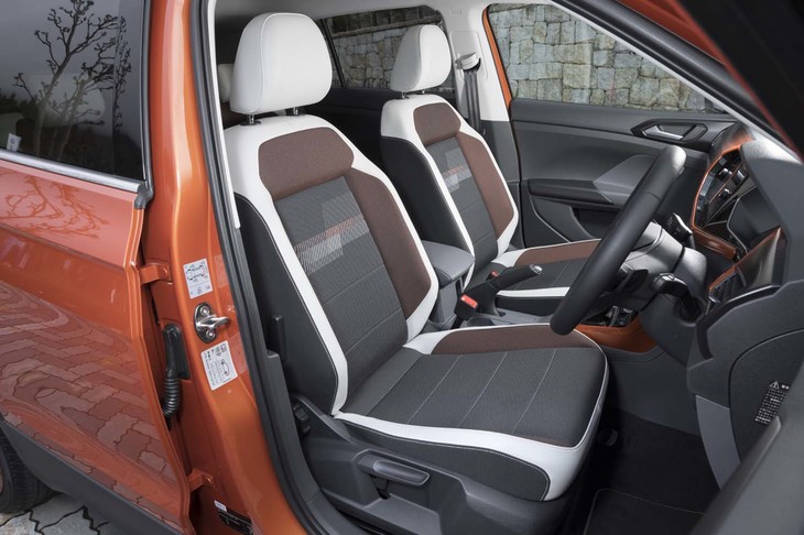 シート表皮はチタンブラックをベースに、「カラーパッケージ」の種類によってサイドサポート内側の色味が変わる。テスト車はオレンジ。