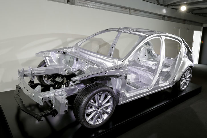 
	スカイアクティブ・ビークル・アーキテクチャーは、人間が本来持つ能力を最大限に生かして、究極の人馬一体を目指している。
	