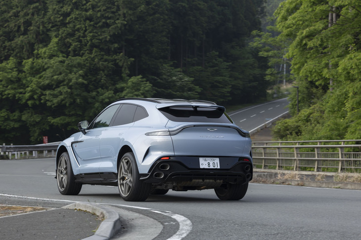SUVというクルマの形を忘れさせる、アストンマーティンのGTカーそのものな走りが身上だった「DBX」。「DBX S」ではそこにさらに磨きがかかった印象だった。
