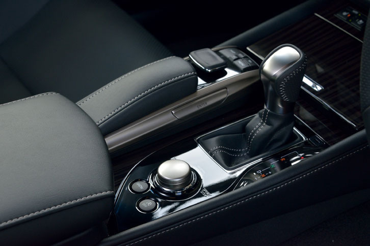 シフトレバー周辺には、インフォテインメントシステムの操作スイッチや、走行モードの変更ダイヤルがレイアウトされる。