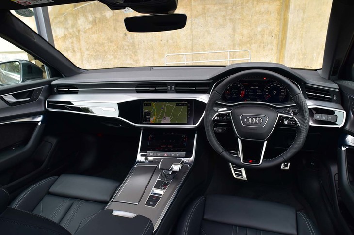 華美さを排して整理整頓が行き届いたインテリアデザインは、最新のアウディ車に共通するもの。ダッシュボードとセンターコンソールのマットアルミ調パネルは「Sラインパッケージ」に含まれている。