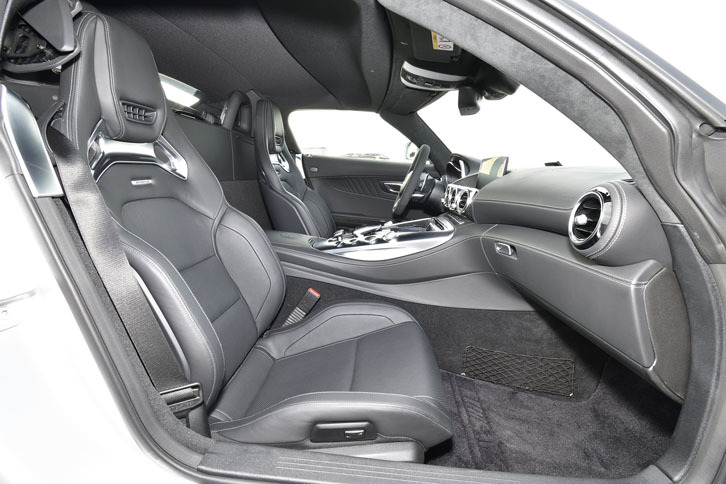 シートは「AMGパフォーマンスシート」が標準。