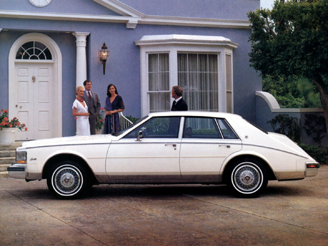 キャデラック初のインターミディエートサイズのモデルとして、1975年に市場投入されたのが「セビル」。その名はスペインのセビリアに由来する。写真は1980年デビューの2代目で、往年のイギリス製高級車を思わせるリアデザインが特徴となっていた。