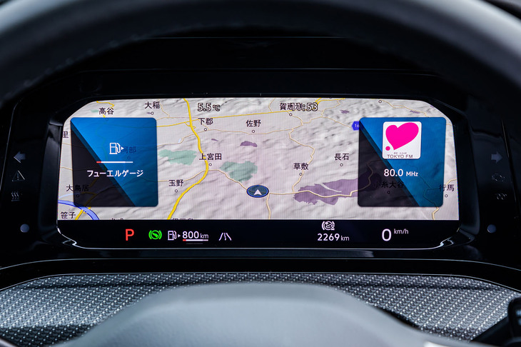 カラー液晶メーターは10.25インチサイズで、「ゴルフヴァリアント」全車に標準装備。アナログ風メーターのほか、カーナビの地図や運転アシストシステムの作動状況などを切り替え表示できる。