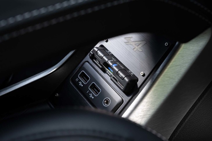 ブリッジの下には2基のUSBポートとETC車載器がレイアウトされる。