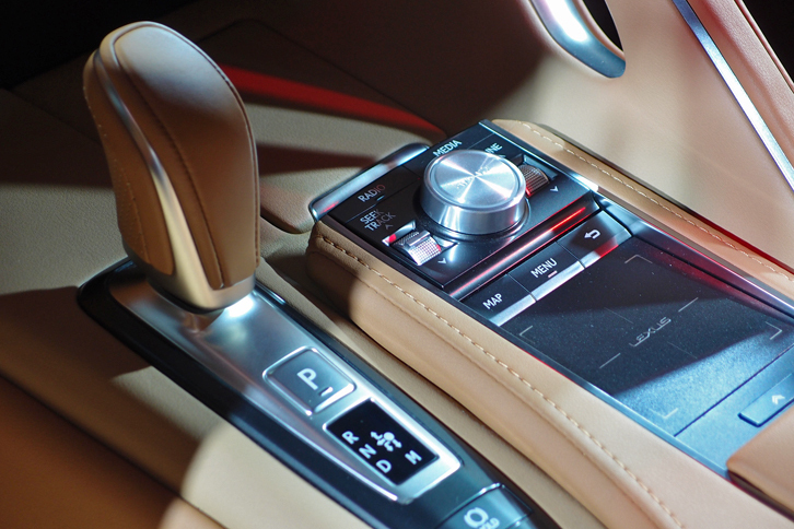 レクサスLC500プロトタイプ（シフトノブ周辺部）