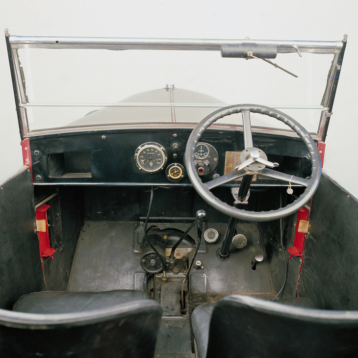 「オースチン・セブン」のコックピット。シフトレバーや操作ペダルの配置などは、現代の車両に通じるものがある。当時では珍しく4輪ブレーキシステムを採用していた。