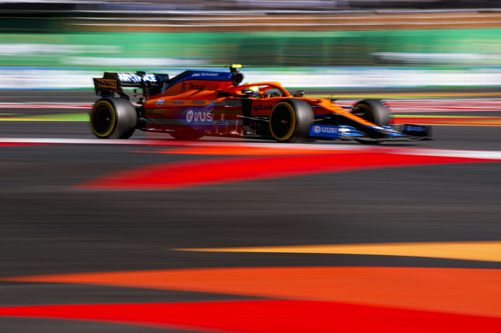 コンストラクターズランキング3位だったマクラーレンは、フェラーリに3.5点差と近づかれていたが、メキシコで逆転を許すことになる。ダニエル・リカルドがフェラーリの間に割って入る予選7位を取るも、スタートでボッタスと接触しポイント圏外にはじき出され12位完走、無得点に終わった。僚友ランド・ノリス（写真）は、パワーユニット交換による降格で後方18番グリッドからスタート。45周目まで長い第1スティントを走り、10位入賞で1点を追加。コンストラクターズランキングは4位に落ちてしまった。（Photo=McLaren）