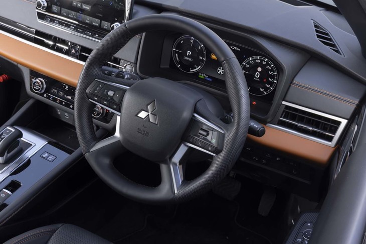 ステアリングホイールは握りの部分にパンチングレザーを使用。シフトパドルを使って回生ブレーキの強さを任意に強めたり弱めたりできる。